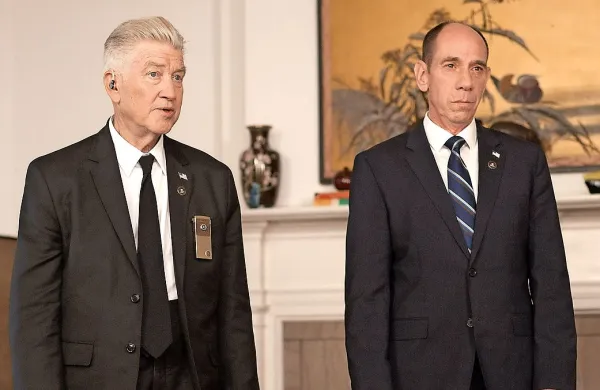 David Lynch (levo) v Twin Peaksu igra naglušnega šefa Dalea Cooperja.