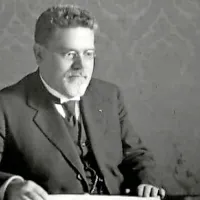 Giovanni Gentile je bil italijanski filozof, ki je kot šolski minister 
leta 1923 uvedel reformo, s katero je slovenski jezik izginil iz 
učilnic v šolah v Italiji. 