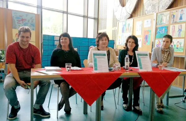Program že 7. Gregorčičevih dnevov so predstavili (z leve) 
vinar in pesnik Matjaž Ščurek, sekretarka novogoriške turistične zveze Dejana Baša, direktorica knjižnice Irena 
Škvarč,  predsednica Goriškega literarnega kluba GOvoRICA 
Darinka Kozinc in Megi Rožič, ki bo povezovala dogajanje. 