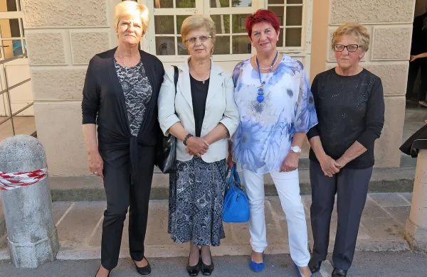 Prvi kolektiv komenskega vrtca, ki je zaznamoval številne 
generacije s Komenskega (od leve proti desni): Adrijana 
Švara, Silvana Terčon, Marica Kukanja in Neva Petelin. 