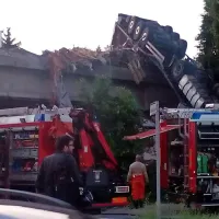Tovornjak je padel z nadvoza
