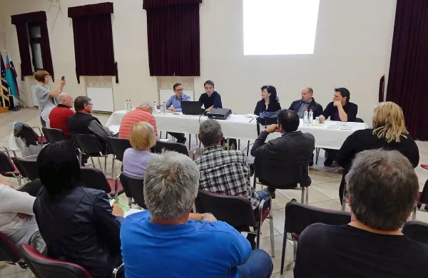Predstavniki občine in komisije so v Šempasu začeli niz delavnic, s katerimi ljudem 
predstavljajo, kako lahko predlagajo in izberejo ideje in projekte na svojih območjih.  
