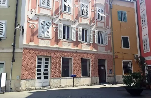 Poslovni prostor na Manziolijevem trgu 2 je namenjen trgovini 
z neživili oziroma drugim storitvenim dejavnostim.