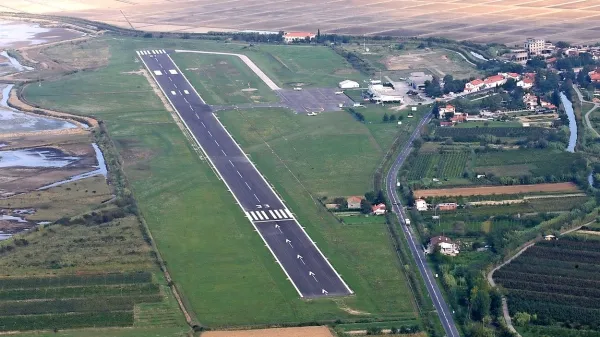 Portoroški Aerodrom je na robu krajinskega parka Sečovlje, zato že vrsto let težave s 
podaljšanjem letališke steze.