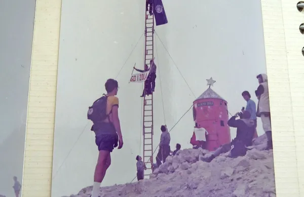 Da bi podvig   na vrhu Triglava 10. septembra 1979 ovekovečili 
za vse čase, so trije splezali na  lestev.  