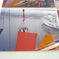 Štafeto so  prevzeli  tako, da so  košaro, v kateri so bili, spustili 
z ladje Korotan do čolna koprskih veslačev. Pisal se je 27. 
marec 1979.