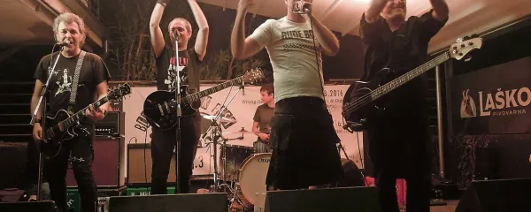 Goblini sodijo med tiste bende, ki sodelujejo z občinstvom, 
stopijo k njemu, ga pogledajo v oči, da se mu kar najgloblje v 
možgane zapiči njihova iskrenost in energija. 