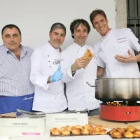 Kulinarični del so ob Tomažu Kavčiču (drugi z desne) in 
izbranih gostincih  obogatili   gostje iz Neaplja,  mojster ocvrtih 
pic Cristiano Piccirillo in slaščičarski mojster  Salvatore 
Capparelli.  