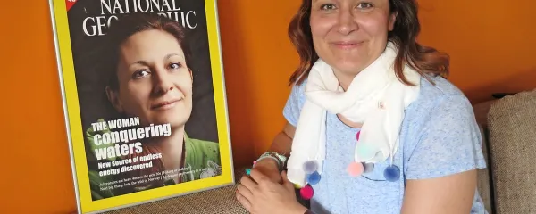 Sodelavke so ji še pred boleznijo podarile zanimivo darilo. Katjo na naslovnici revije National Geographic. Danes 
mogoče ne osvaja več voda in ve, da ni neusahljiv vir energije, a  njen boj z izgorelostjo je velik, če ne še večji 
dosežek.  petra mezinec