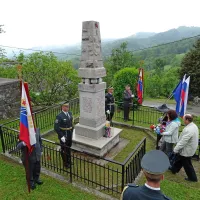 Delegacije so položile vence k spomeniku na Kozjanah. 