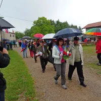 Venec je k spomeniku odneslo več delegacij, tudi občinska. 