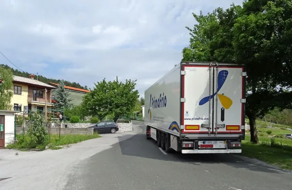 Tovornjaki na ozki cesti pogosto zaidejo čez sredinsko črto, 
kar je zlasti v naseljih in na ovinkih zelo nevarno, opozarjajo 
domačini iz Famelj.  