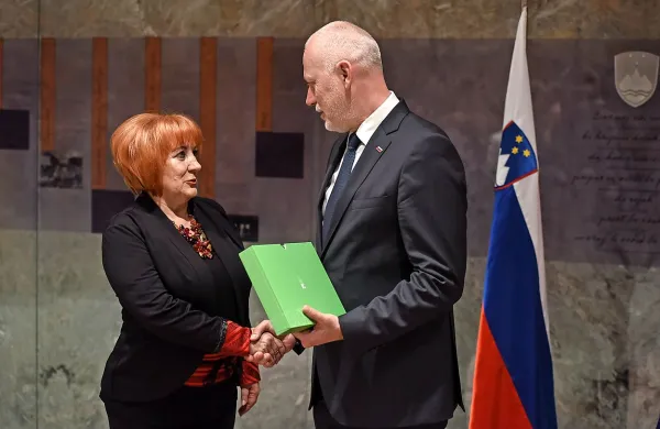 Vlasta Nussdorfer je letno poročilo včeraj predala predsedniku zakonodajne veje oblasti, Milanu Brglezu.