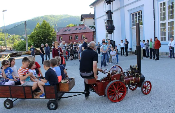 Otroci so vidno uživali v vožnji na miniaturni repliki  enega od prvih parnih traktorjev (razmerje 
ena proti štiri).