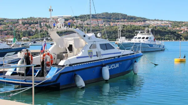 Policijski čoln P-66 (v ospredju) je bil prejšnji četrtek udeležen 
v incidentu v Piranskem zalivu.