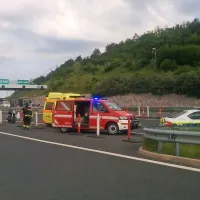 Voznika motornega kolesa je zapornica na cestninski postaji 
Nanos udarila po čeladi.