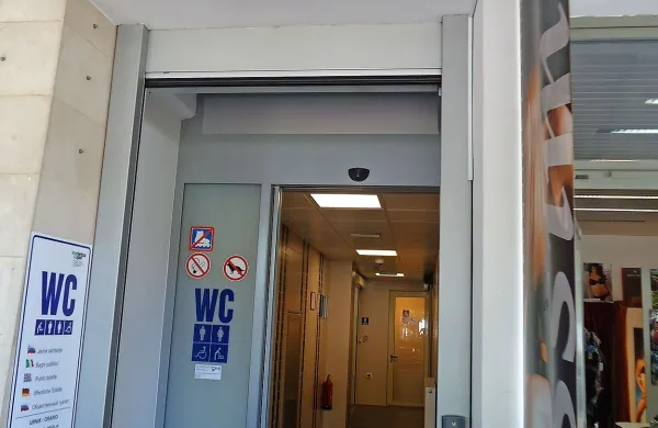 Da  pravi razlog za tako dolgotrajno zaprtje javnih sanitarij - v 
preteklosti tudi že večkrat nagrajenih kot najbolj urejenih v 
Sloveniji - niso bila vzdrževalna dela, na svoj način potrjuje 
tudi sam župan Boris Popovič.