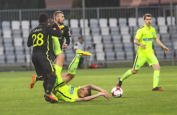 Olimpija (v črnih dresih) bo v tednu dni še drugič gostovala na 
Primorskem, po Bonifiki jutri še v športnem parku.