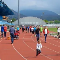  Stari in mladi, družine in posamezniki, gibalno ovirani in neovirani: vedno več jih enkrat na leto v Novi Gorici  teče 
skupaj s slepimi in slabovidnimi. V društvu pravijo, da je tudi to  oblika rehabilitacije.