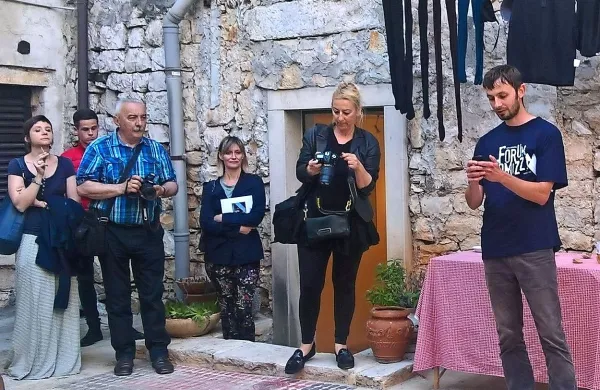 Davor Ivanjkovac, letošnji dobitnik nagrade Lapis Histriae (desno) med literarnim branjem na dvorišču 
umaške galerije Marin.
