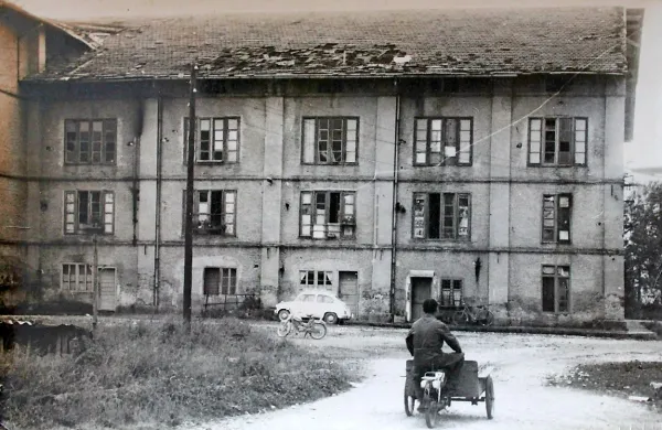 Stara opekarna je več let propadala, dokler niso stavb, nujnih 
za mesto, zgradili drugje in frnaže porušili. Ostala je le upravna 
zgradba, v kateri je danes sedež krajevne skupnosti.  

