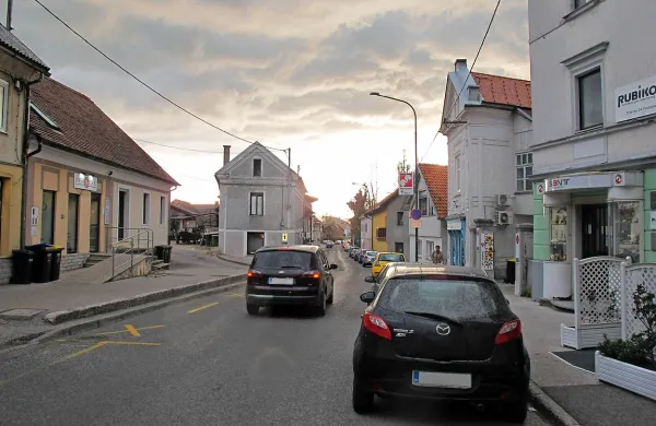 Odločitev, ali zdaj enosmerno Tržaško ulico, v kateri je 
mogoče enourno brezplačno parkiranje na obeh straneh 
vozišča, narediti prometu neprijazno ali ne, ne bo lahka.