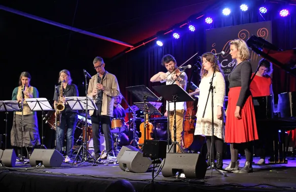 Kaja Draksler (za klavirjem) je koncert Okteta +1 pospremila 
s  poezijo, z glasbenimi aranžmaji pa je segla vse do Gallusa.