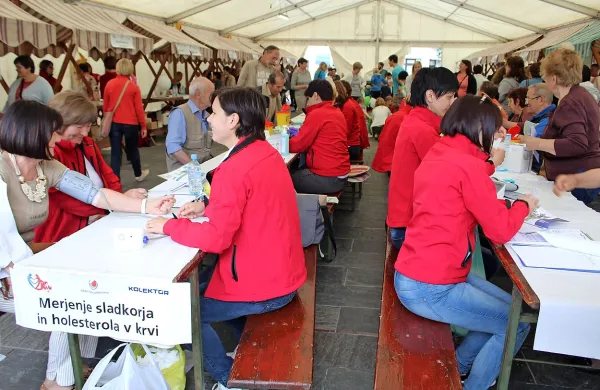 Otroci iz šol in vrtca   iz  Idrije, Cerknega in Spodnje Idrije  so 
dodali namenski kulturni program. Dobro so bile obiskane 
priložnostne ambulante.