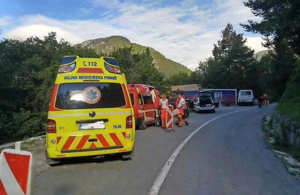 Avstrijskemu motoristu so v Strmcu pomagali bovški gasilci 
in tolminski reševalci, ki so ga nato odpeljali na Predel. 