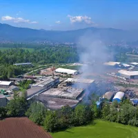 Kakšne bodo dolgoročne posledice požara v Kemisu na 
zdravje ljudi in onesnaženje okolja, v tem trenutku še ni 
znano.
