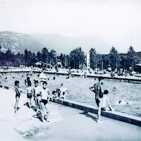 Menjavale so se generacije, a bazen je ostajal središče 
poletnega veselja. Ter z njim “kantoni, zmija, delfinčki, špljak” 
in druge igre.  