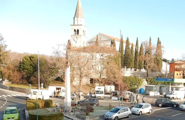 Pozimi je Stara šula sredi Komna še imela streho.