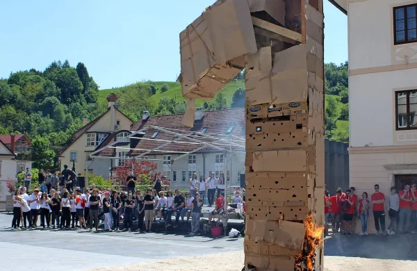 Simbolični “cvek”, s katerim se je iz Idrije poslovila ena 
zadnjih večjih srednješolskih generacij, je bržkone tudi ocena, ki si ju občini Cerkno in Idrija zaslužita za svoj molk.