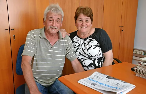Joško s sestro Mojco, ki je “kriva”, da je spet pristal v 
časniku. 
