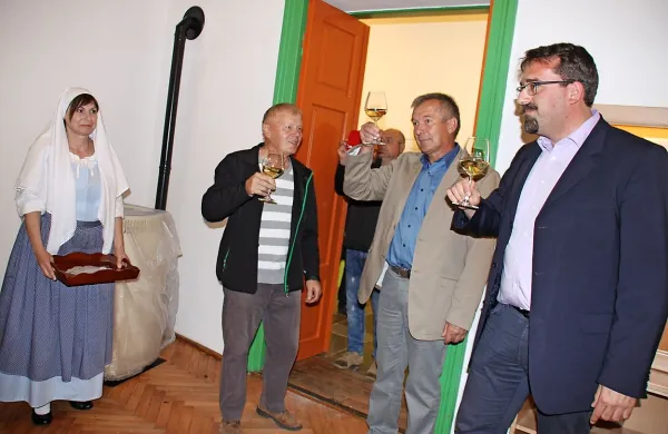 Slovesnemu odprtju spominske sobe so nazdravili predsednik TD Vinoreja Šmarje Darko Poljšak, predsednik 
Društva Matija Vertovec Marjan Lozej in župan Tadej 
Beočanin. 