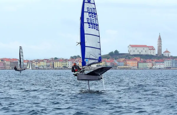 Regate z jadrnicami razreda moth ponujajo za naše razmere 
precej nenavadne prizore.