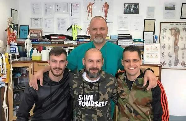 Alen Lilić z reškimi nogometaši, desno je Franko Andrijašević.