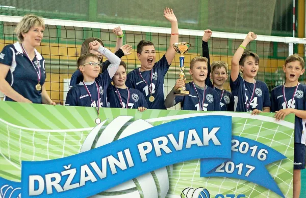 Odbojkarska prihodnost Salonita je najboljša v državi v mini 
odbojki. Levo je trenerka Meta Okroglič.