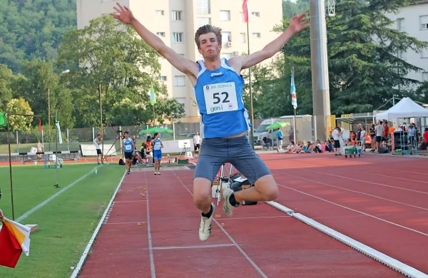 Novogoriški mladinec Aljaž Murovec je v skoku v daljino 
pristal pri 717 centimetrih. 