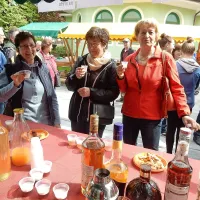 Čar tržnic je  druženje in kupovanje od zanesljivih   pridelovalcev zdrave hrane.  