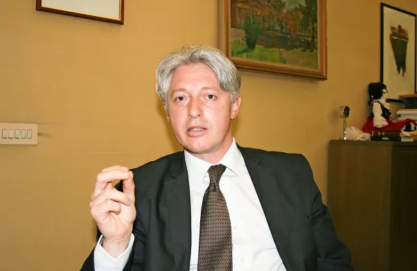 Vlada je danes podprla predlog, da se dolgoletnega slovenskega diplomata Iztoka Mirošiča imenuje za novega 
državnega sekretarja na zunanjem ministrstvu.