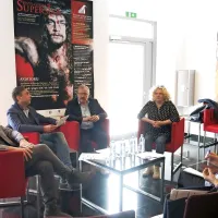 Letošnji Primorski poletni festival so včeraj v koprskem teatru 
predstavili (z leve) umetniški vodja SNG Nova Gorica  Marko 
Bratuš, organizator v koprskem gledališču Dragan Klarica, 
češki režiser Stanislav Moša, direktorica Gledališča Koper 
Katja Pegan in predsednica društva  Primorski poletni festival 
Neva Zajc. 