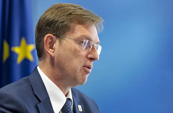 Premierja Mira Cerarja je sprejetje deklaracije koprskega 
občinskega sveta, v kateri ta nasprotuje zakonu o drugem tiru 
in podpira zahtevo za razpis referenduma, presenetila.