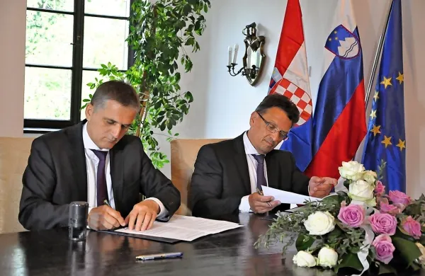 Hrvaški minister za državno premoženje Goran Marić (levo) in 
glavni izvršni direktor Družbe za upravljanje terjatev bank  
Imre Balogh  sta podpisala sporazum o poravnavi glede 
Cimosovega dolga na Hrvaškem.