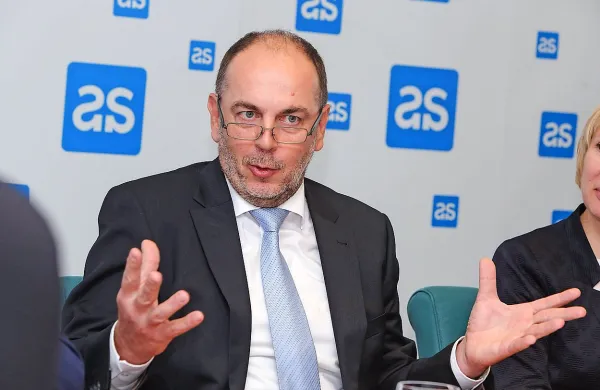 Gabrijel Škof: “Če  združiš dve vreči denarja in ne 
izboljšaš nadzora nad izvajanjem storitev, samo 
omogočaš tistim, ki so se že zdaj nekontrolirano 
napajali iz tega bazena denarja, da se bodo iz še 
večjega bazena  napajali še bolj nekontrolirano.”
