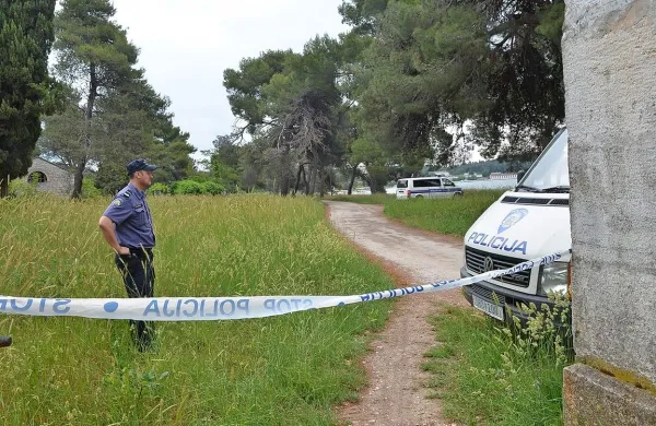Policiste naj bi do kraja, kjer je ležalo negibno telo dečka, 
privedla prav mati, ki je sinoči prijavila otrokovo izginotje. 