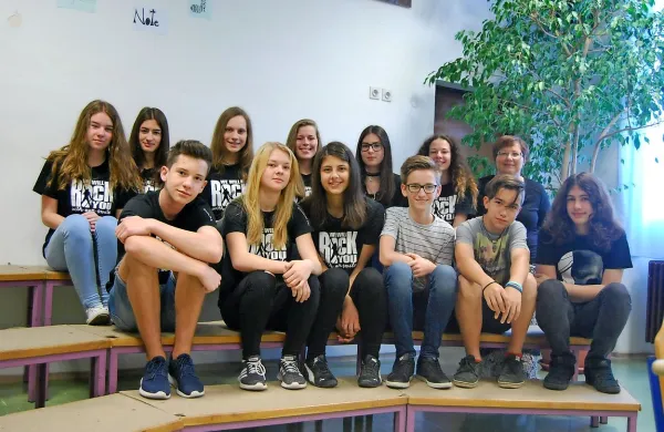 Devetošolci  OŠ Branik z razredničarko Nives Miljevič so  veseli uspeha na državni ravni.     