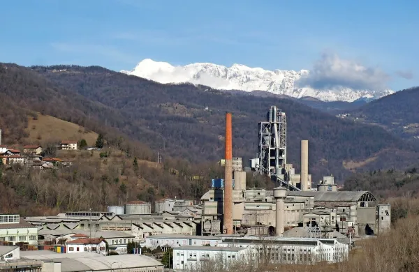 Naj bo tovarna v srednji Soški dolini še tako sodobna, dejstvo 
je, da dolino degradira in da  javnost ravno zato tega dela 
Posočja sploh ne dojema kot takega.    