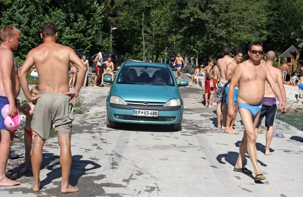  Obiskovalce kopališča Lajšt letos sicer čaka nov mostič - 
lajšt, a običajno kopanje med avtomobili.
