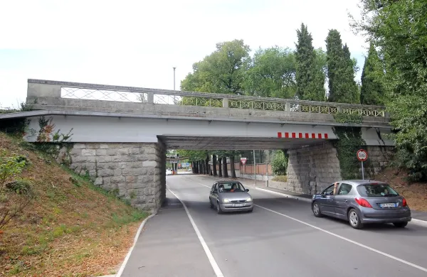 V ponedeljek je pod nadvozom v Rožni Dolini obtičal avtobus, saj je voznik podcenil višino vozila.